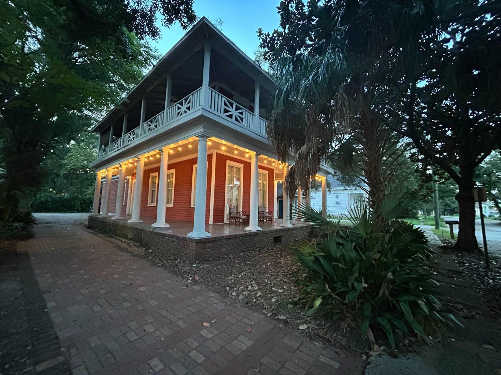 Pretty Peach Palace-Historic, Mins To Downtown モービル エクステリア 写真